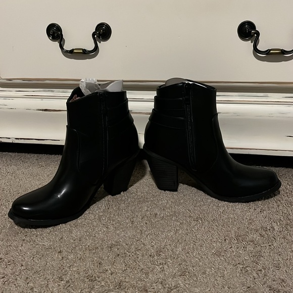 Nice heeled black ankle boots with buckles on side - Picture 2 of 7